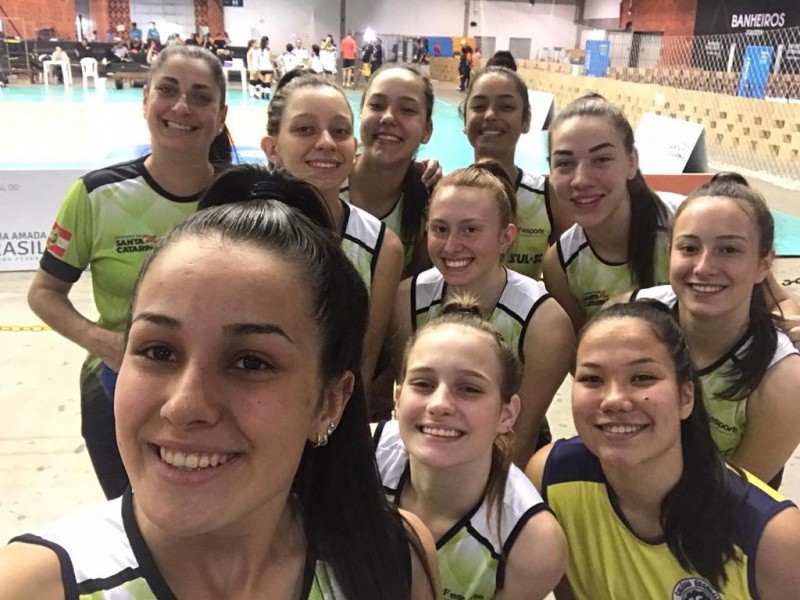 Voleibol feminino do CEJ/SECEL  entre as 4 melhores do Brasil.